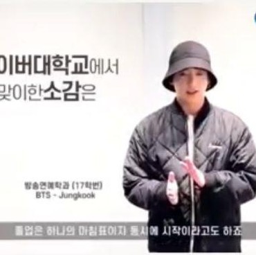 7 Potret Jungkook BTS Baru Lulus Kuliah Dapat Penghargaan President's Award