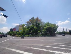 Warga Kampung di Tengah Jalan Ini Hidup Berdampingan dengan Kebisingan