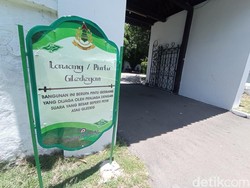 Cerita di Balik Lawang Gledegan Keraton Kasepuhan Cirebon