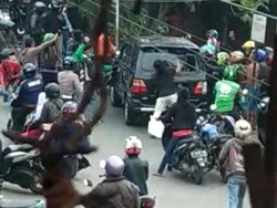 30 Kendaraan-2 Warung Rusak Akibat Mobil Tabrak Lari di Margaasih