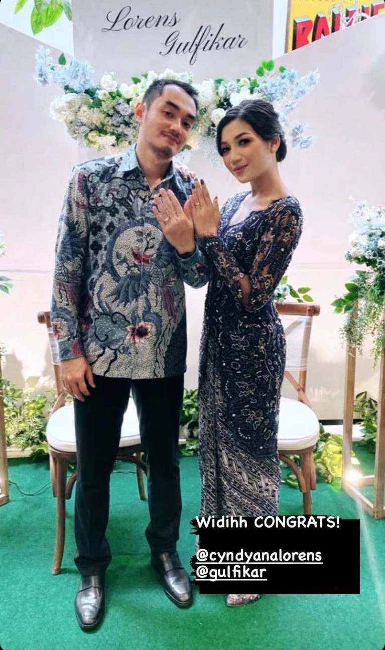 Momen Lamaran Cyndyana Lorens Adik Kriss Hatta Kabar bahagia menyelimuti keluarga Kriss Hatta, sang adik Cyndyana Lorens baru saja dilamar oleh pria muslim. Yuk, intip momennya!