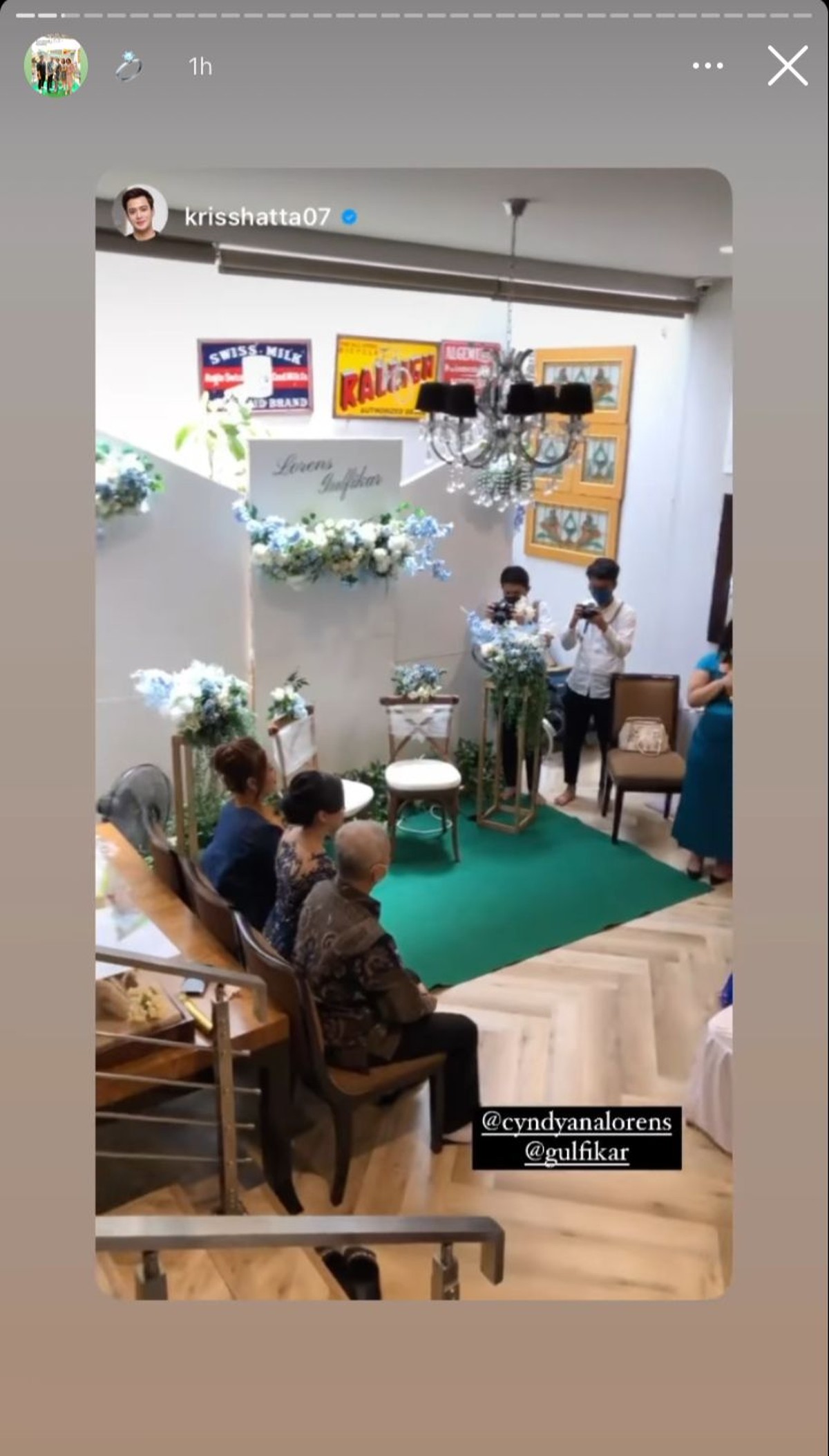 Kabar bahagia menyelimuti keluarga Kriss Hatta&comma; sang adik Cyndyana Lorens baru saja dilamar oleh pria muslim&period; Yuk&comma; intip momennya&excl;