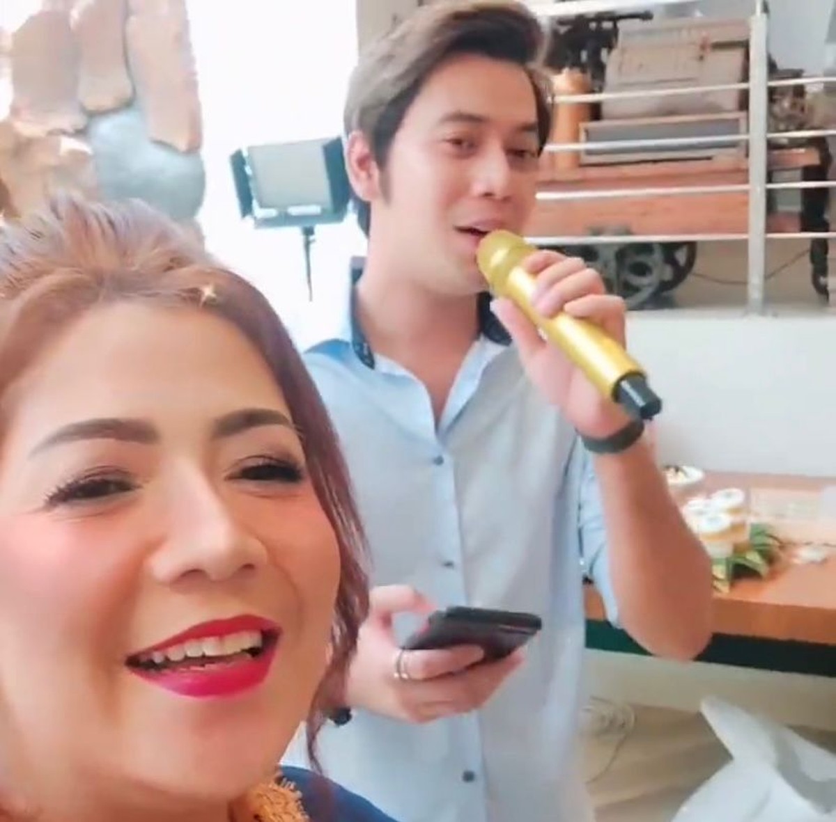 Kabar bahagia menyelimuti keluarga Kriss Hatta&comma; sang adik Cyndyana Lorens baru saja dilamar oleh pria muslim&period; Yuk&comma; intip momennya&excl;