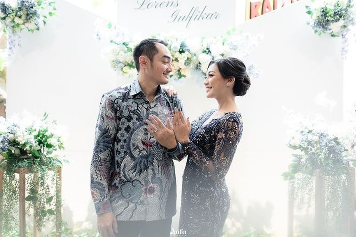 Kabar bahagia menyelimuti keluarga Kriss Hatta&comma; sang adik Cyndyana Lorens baru saja dilamar oleh pria muslim&period; Yuk&comma; intip momennya&excl;