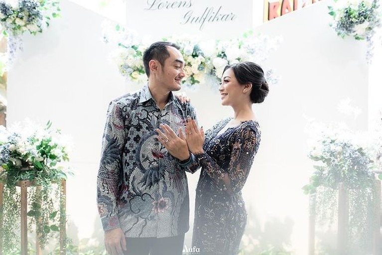 Momen Lamaran Cyndyana Lorens Adik Kriss Hatta Kabar bahagia menyelimuti keluarga Kriss Hatta, sang adik Cyndyana Lorens baru saja dilamar oleh pria muslim. Yuk, intip momennya!