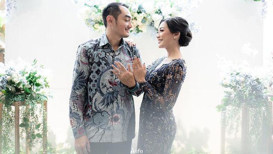Kabar bahagia menyelimuti keluarga Kriss Hatta, sang adik Cyndyana Lorens baru saja dilamar oleh pria muslim. Yuk, intip momennya!