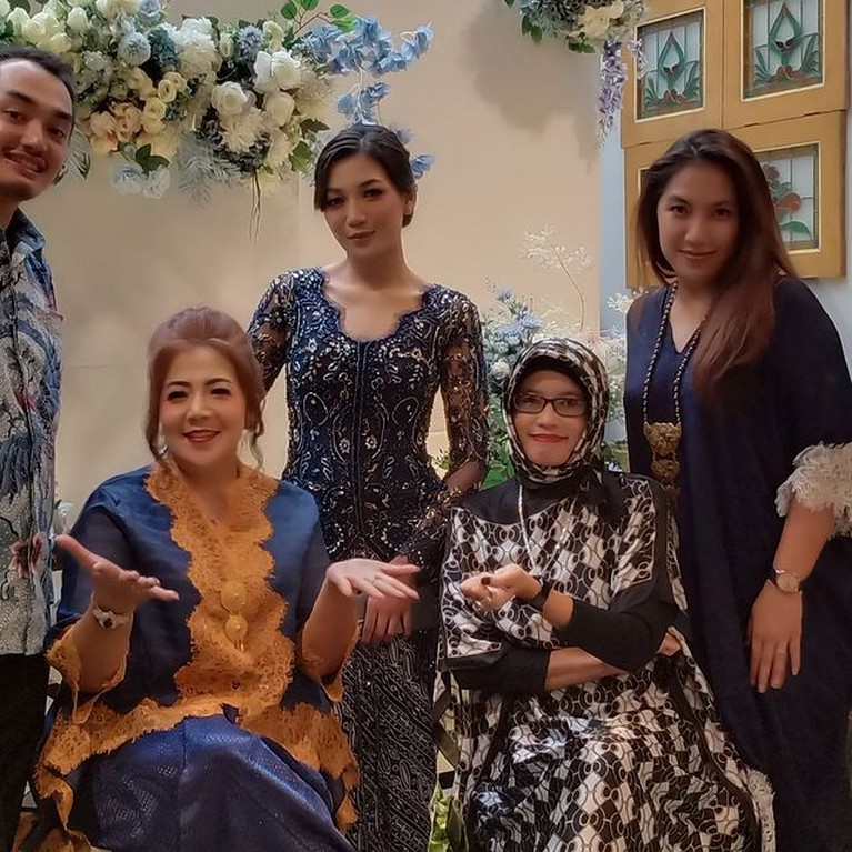 Momen Lamaran Cyndyana Lorens Adik Kriss Hatta Kabar bahagia menyelimuti keluarga Kriss Hatta, sang adik Cyndyana Lorens baru saja dilamar oleh pria muslim. Yuk, intip momennya!