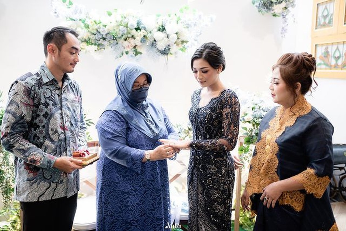 Kabar bahagia menyelimuti keluarga Kriss Hatta&comma; sang adik Cyndyana Lorens baru saja dilamar oleh pria muslim&period; Yuk&comma; intip momennya&excl;