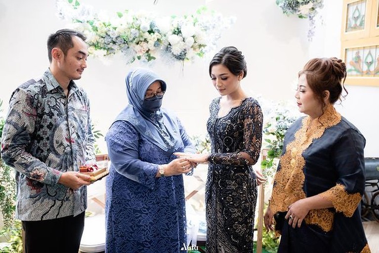 Momen Lamaran Cyndyana Lorens Adik Kriss Hatta Kabar bahagia menyelimuti keluarga Kriss Hatta, sang adik Cyndyana Lorens baru saja dilamar oleh pria muslim. Yuk, intip momennya!
