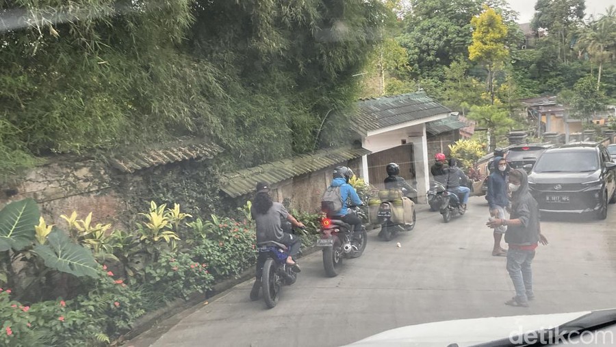 Keberadaan Pak Ogah begitu penting di jalur alternatif Puncak, Bogor. Berjaga setiap hari, berapa keuntungan yang mereka dapat?