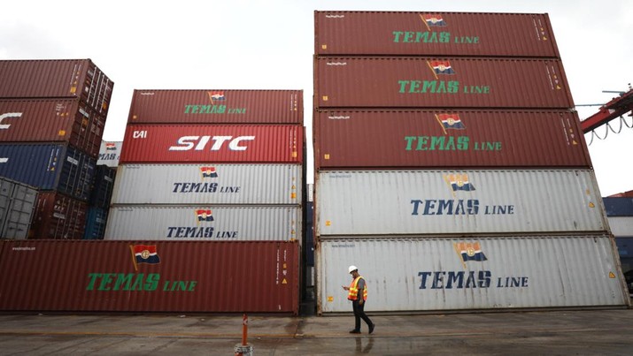 Pekerja melakukan aktivitas bongkar muat kontainer di pelabuhan Tanjung Priok, Jakarta, Jumat (4/3/2022). (CNBC Indonesia/Tri Susilo)