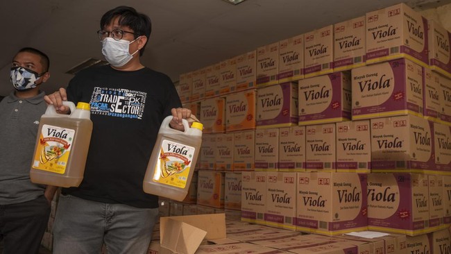 Satgas Pangan Polda membongkar dugaan penimbunan 53.869 liter minyak goreng oleh salah satu distributor berinisial CV AJ di Palu, Sulawesi Tengah, Kamis (3/3).