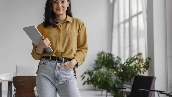 Nggak Cuma Cerdas, Para Perempuan dari 5 Zodiak Ini Juga Layak Dijuluki Miss Independent!