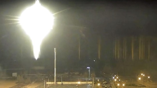 Ukraina berhasil memadamkan kebakaran PLTN Zaporizhzhia. PLTN terbesar di Eropa itu terbakar akibat serangan Rusia pada Jumat (4/3).
