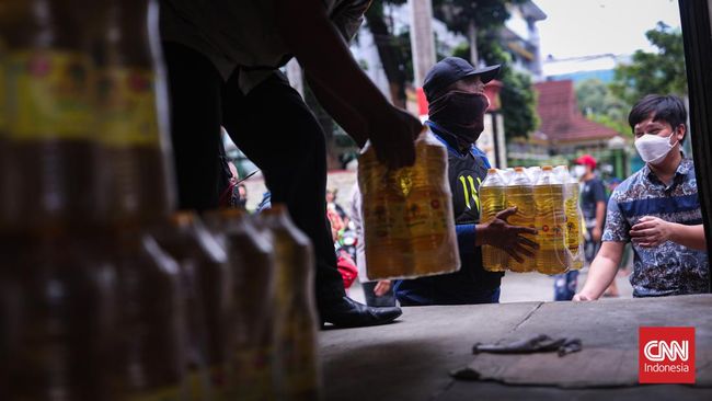 Plt Camat Pesanggrahan M. Rizki Adhari Jusal menyatakan operasi minyak goreng berujung antrean panjang warga di Jakarta Selatan merupakan program kepolisian.