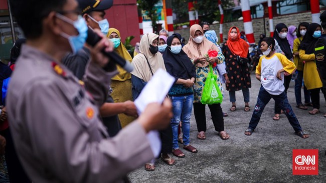 Warga di Makassar harus rela mengantre hingga berjam-jam demi mendapatkan minyak goreng yang belakangan ini pasokannya semakin langka.