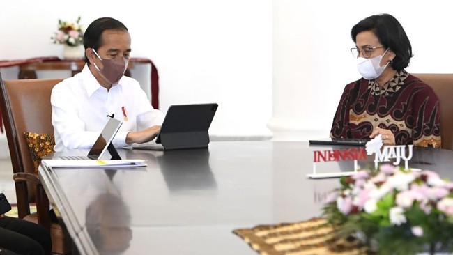 Presiden Joko Widodo (Jokowi) bercerita dirinya mendapatkan bisikan dari Menteri Keuangan Sri Mulyani Indrawati terkait dengan harga minyak dunia.