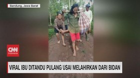 VIDEO: Viral Ibu Ditandu Pulang Melahirkan Dari Bidan