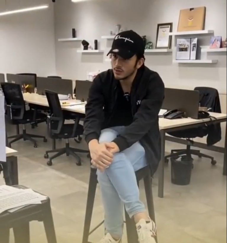 Rizky Nazar telah menghirup udara bebas usai jalani rehabilitasi narkoba selama 2 bulan di BNNK, Jakarta Selatan. Yuk, intip potretnya!