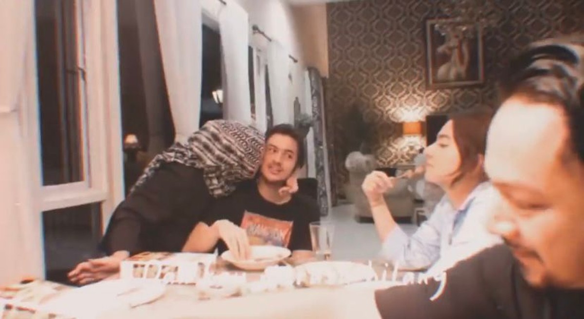 Rizky Nazar telah menghirup udara bebas usai jalani rehabilitasi narkoba selama 2 bulan di BNNK&comma; Jakarta Selatan&period; Yuk&comma; intip potretnya&excl;