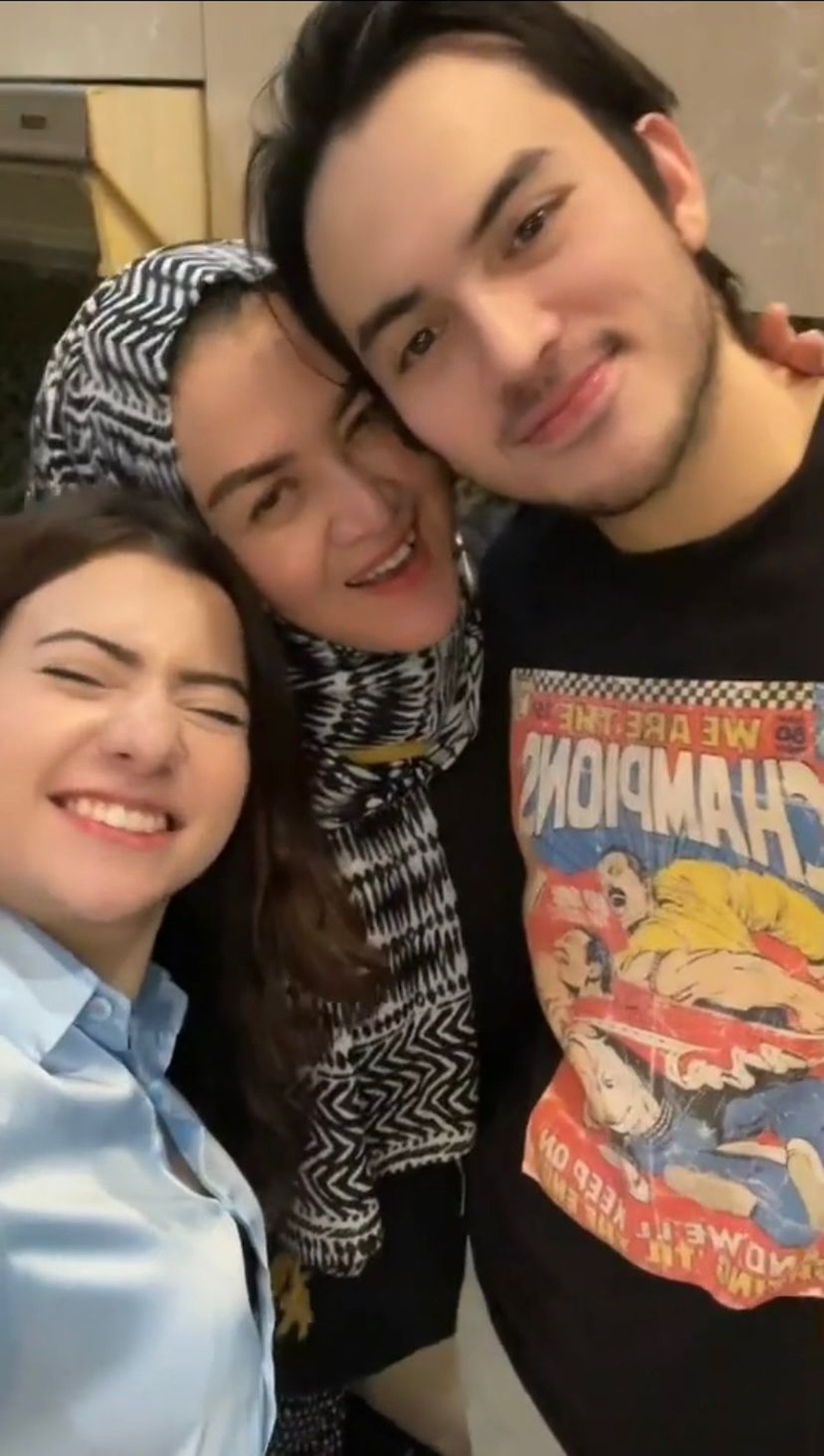 Rizky Nazar telah menghirup udara bebas usai jalani rehabilitasi narkoba selama 2 bulan di BNNK&comma; Jakarta Selatan&period; Yuk&comma; intip potretnya&excl;