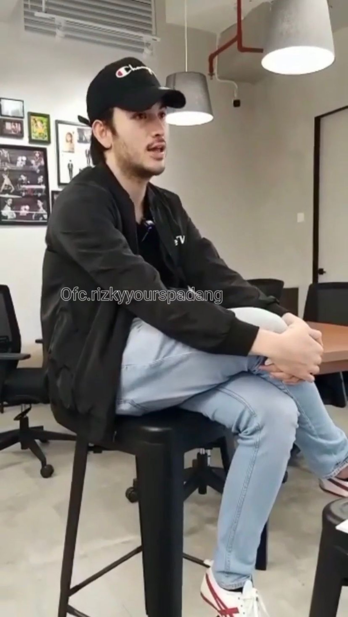 Rizky Nazar telah menghirup udara bebas usai jalani rehabilitasi narkoba selama 2 bulan di BNNK&comma; Jakarta Selatan&period; Yuk&comma; intip potretnya&excl;