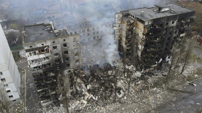 Dewan Kota Mariupol, Ukraina, menuduh Rusia menjatuhkan bom ke rumah sakit bersalin dan anak. Presiden Ukraina Volodymyr Zelensky mengutuk aksi tersebut.