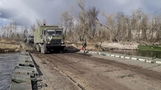 Rusia kembali melancarkan serangan udara yang menghantam bandara dan pangkalan militer di dekat Kota Lviv, Minggu (13/3).