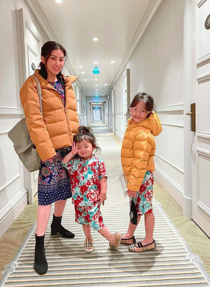 Sarwendah sedang berada di Paris dengan anak-anaknya.