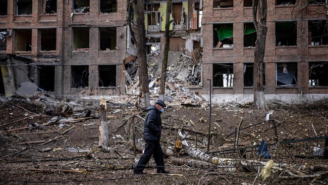 Setidaknya 60 warga dikhawatirkan tewas akibat rudal Rusia menghantam sebuah sekolah di Luhansk, Ukraina.