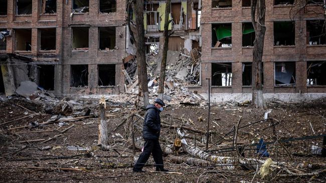 Gubernur Luhansk Beberkan Kengerian Rudal Rusia Hantam Sekolah Setidaknya 60 warga dikhawatirkan tewas akibat rudal Rusia menghantam sebuah sekolah di Luhansk, Ukraina.