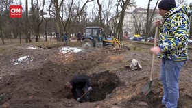 VIDEO: Meski Belum Diserang, Warga Lviv Bangun Bunker Bawah Tanah