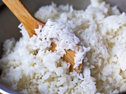 Apa Benar Masak Nasi Campur Minyak Kelapa Bikin Kalorinya Berkurang 60%?
