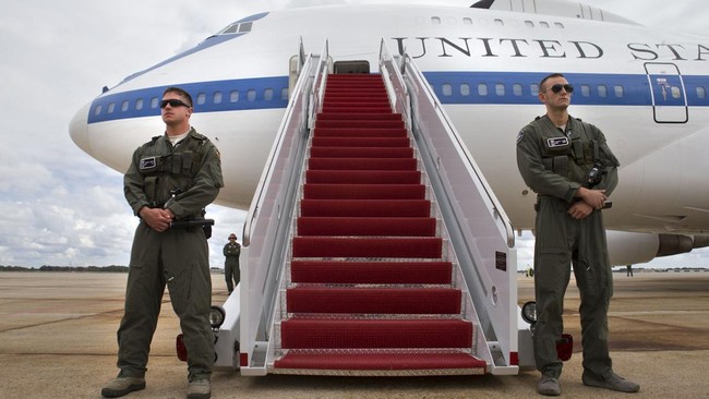 Pesawat antinuklir itu adalah Boeing 747 yang dimodifikasi menjadi E-4B.