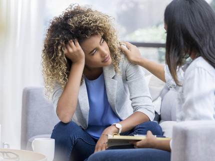 Kena Mental Gara-gara Nyinyiran Orang? Curhat di Sini Bun Biar Hati Adem
