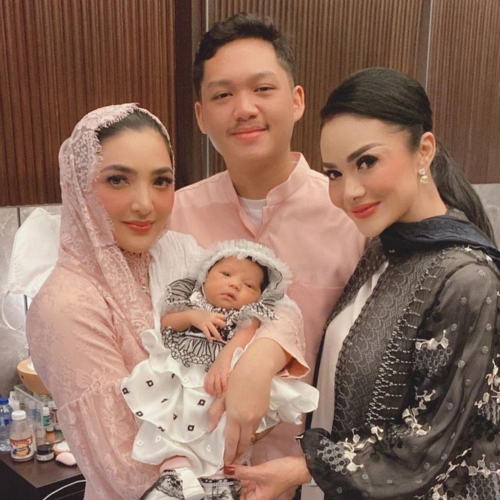 <p>Ameena saat berfoto dengan kedua neneknya, yakni Ashanty dan Krisdayanti, serta sang paman, Azriel. (Foto: Instagram @krisdayantilemos @aurelie.hermansyah @ashanty_ash)</p>