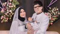 <p>Aurel Hermansyah dan Atta Halilintar baru saja menyelenggarakan akikah putri pertama mereka, Ameena Hanna Nur Hatta. (Foto: Instagram @krisdayantilemos @aurelie.hermansyah @ashanty_ash)</p>