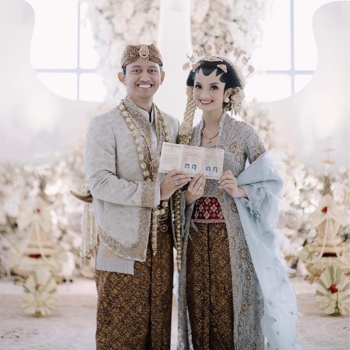 <p>Selain akad, sempat diadakan pula serangkaian prosesi adat yang menambah kesan sakral perkawinan mereka. (Foto: Instagram @belvadevara @iluminen @terralogical @twin_photo)</p>
