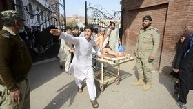 FOTO: Potret Kehancuran Masjid Pakistan usai Bom Bunuh Diri ISIS