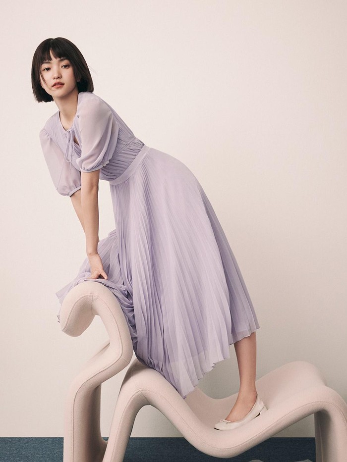 Dengan warna pastel yang soft pada pakaian yang digunakan, Kim Tae Ri terlihat sangat imut dan manis ya, Beauties!/ Foto: twitter.com/kpopers_family