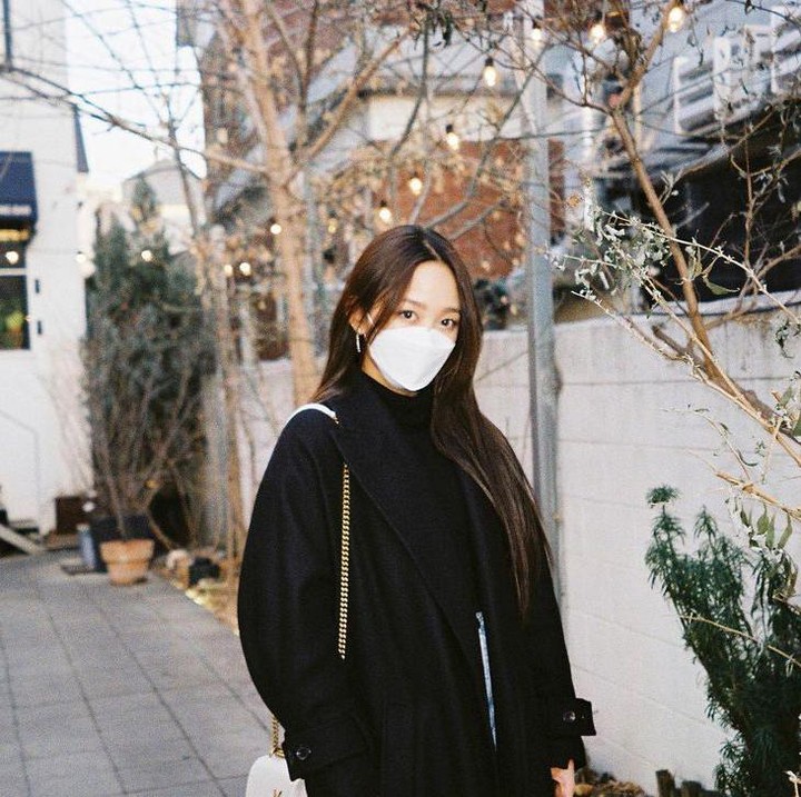 <p>Dita Karang tampil kasual dengan mengenakan <em>coat</em> berwarna hitam dipadu celana putih dan <em>sling bag</em> berwarna senada. (Foto: Instagram @secretnumber.official)</p>