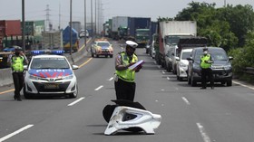 Truk Tabrak Mobil Pemeliharan Jasa Marga di Tol JORR, 8 Orang Terluka