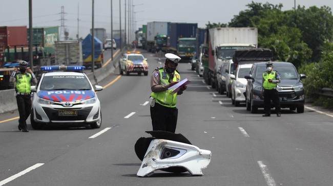 Sebuah truk menabrak mobil petugas pemeliharaan Jasa Marga di KM 53A Tol Jakarta Outer Ring Road (JORR), Senin (3/4).