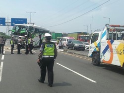 Kecelakaan Truk Vs Bus di Tol Dupak Macetkan Dua Lajur