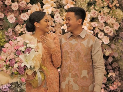 Momen Putri Tanjung Resmi Dilamar Guinandra Jatikusumo, Suasana Berlangsung Hangat
