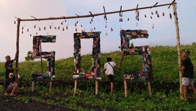 Ketika Sampah Sandal di Pantai Bali Disulap Menjadi Seni