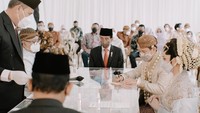 <p>Pernikahan tersebut digelar dengan mewah. Tak hanya itu, hari bahagia mereka pun dihadiri oleh Presiden Joko Widodo dan Gubernur DKI Anies Baswedan. (Foto: Instagram @belvadevara)<br /><br /><br /></p>