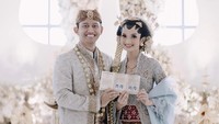 <p>Selamat untuk Belva dan Sabrina. Kita doakan semoga pernikahan mereka diberkahi Tuhan dan selalu diberi kebahagiaan ya, Bunda. (Foto: Instagram @belvadevara)</p>