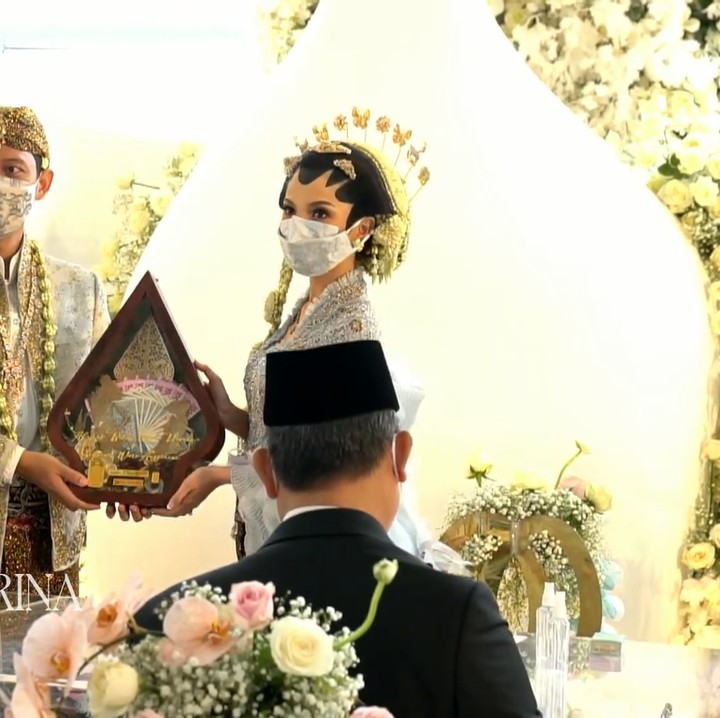 <p>Selain akad, dilangsungkan pula serangkaian prosesi adat yang menambah kesan sakral perkawinan mereka.  (Foto: YouTube Sabrina Anggraini)<br /><br /><br /></p>