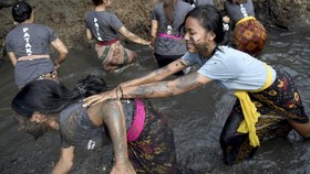 FOTO: Tradisi Mandi Lumpur Usai Nyepi di Bali